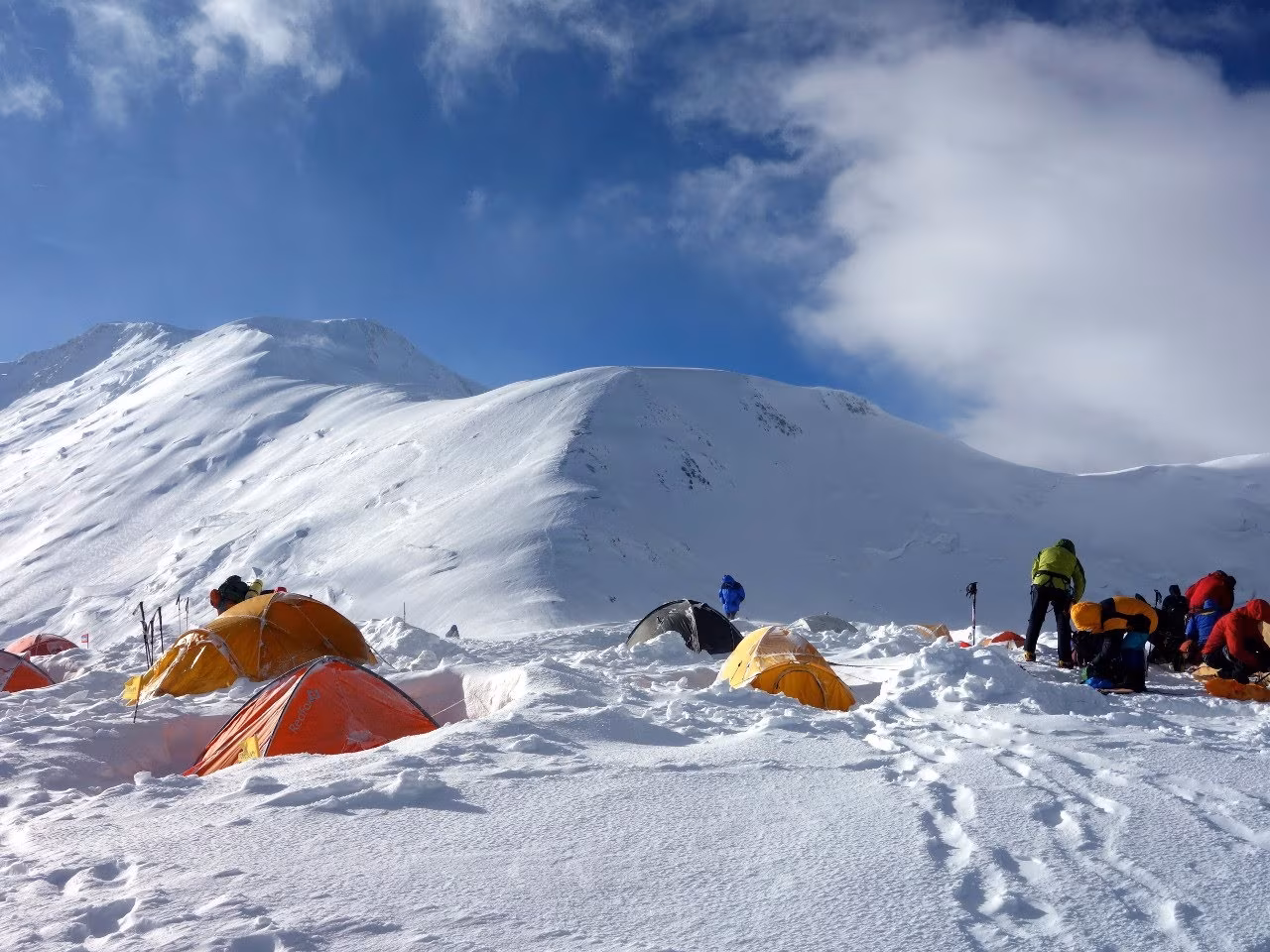 Ascensión de la Cumbre Razdelnaya (6148m)